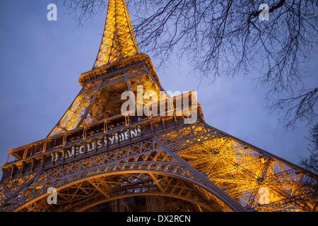 Paris, Frankreich. 15. März 2014. Demonstration für Syrer nach drei Jahren des Krieges, in Paris, Frankreich, am 15. März 2014. Der Eiffelturm wurde für diesen Anlass mit einem Slogan beleuchtet: SYRISCHE #WITH. (Foto von Michael Bunel/NurPhoto) © Michael Bunel/NurPhoto/ZUMAPRESS.com/Alamy Live-Nachrichten Stockfoto