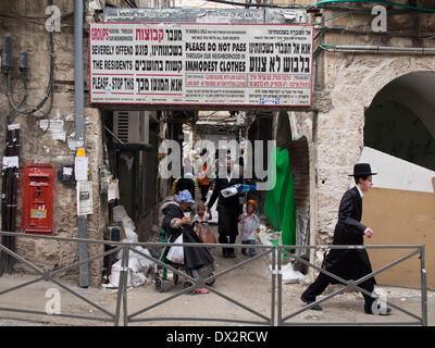 Jerusalem, Israel. 17. März 2014. Die Straßen von ultra-orthodoxen Stadtteil Mea-Shaarim an Purim, einer der des Judentums bunter und beliebte Feiertage, zum Gedenken an die Ereignisse in das Buch Esther und vor allem der wunderbaren Rettung der Juden in Persien beschrieben. Bildnachweis: Nir Alon/Alamy Live-Nachrichten Stockfoto