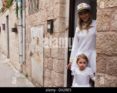 Jerusalem, Israel. 17. März 2014. Eine Mutter und Tochter in Kostümen auf den Straßen von ultra-orthodoxen Stadtteil Geulah an Purim, einer der des Judentums bunter und beliebte Feiertage, zum Gedenken an die Ereignisse in das Buch Esther und vor allem der wunderbaren Rettung der Juden in Persien beschrieben. Bildnachweis: Nir Alon/Alamy Live-Nachrichten Stockfoto