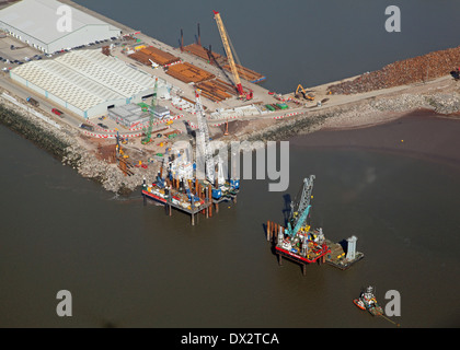 Luftaufnahme von Bohrinseln im Hafen von Liverpool Stockfoto