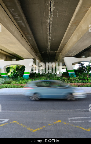 Kreisverkehr unter einer Autobahnbrücke mit Vegetation, Spanien. Stockfoto