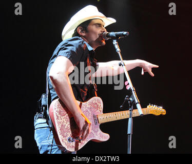 London, UK. 16. März 2014. Brad Paisley führt bei C2C - Land Festival - Tag zwei in der O2 Arena, London am März 16. 2014 Credit: KEITH MAYHEW/Alamy Live News Stockfoto