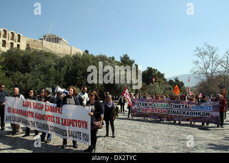 Athen, Griechenland. 17. März 2014. Entlassene Lehrer nehmen an einem Protest außerhalb der archäologischen Stätte der Akropolis in Athen, Griechenland, 17. März 2014. Lehrer protestieren gegen Entlassung Maßnahmen lässt sie keine Arbeitsplätze. Bildnachweis: Marios Lolos/Xinhua/Alamy Live-Nachrichten Stockfoto