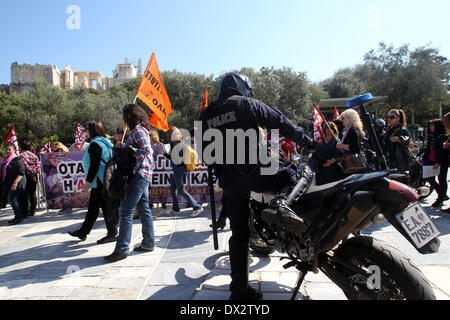 Athen, Griechenland. 17. März 2014. Entlassene Lehrer nehmen an einem Protest außerhalb der archäologischen Stätte der Akropolis in Athen, Griechenland, 17. März 2014. Lehrer protestieren gegen Entlassung Maßnahmen lässt sie keine Arbeitsplätze. Bildnachweis: Marios Lolos/Xinhua/Alamy Live-Nachrichten Stockfoto