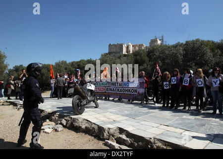 Athen, Griechenland. 17. März 2014. Entlassene Lehrer nehmen an einem Protest außerhalb der archäologischen Stätte der Akropolis in Athen, Griechenland, 17. März 2014. Lehrer protestieren gegen Entlassung Maßnahmen lässt sie keine Arbeitsplätze. Bildnachweis: Marios Lolos/Xinhua/Alamy Live-Nachrichten Stockfoto