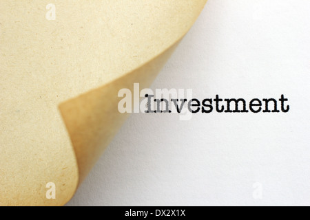 Investitionen Text hinter Papier Stockfoto