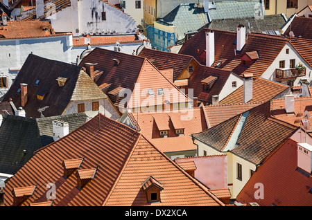 CESKY KRUMLOV, Tschechische Republik, SEP 06, 2013: Der Turm der Burg. Die Touristen besuchen die nationale Treasure Cesky Krumlov gespeichert durch U Stockfoto