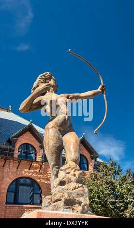 Diana die Jägerin, Skulptur vor dem Bahnhof Union Depot bei Union Avenue Historic District in Pueblo, Colorado, USA Stockfoto