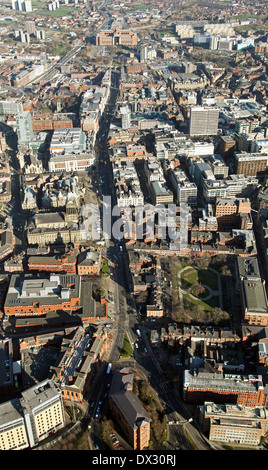 Luftaufnahme, Blick nach Osten auf die Headrow in Leeds Stockfoto