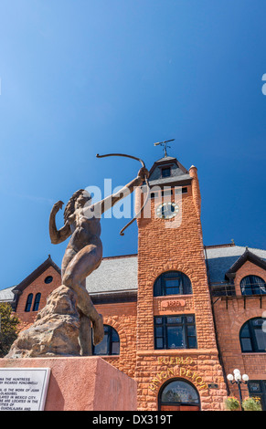 Diana die Jägerin, Skulptur vor dem Bahnhof Union Depot bei Union Avenue Historic District in Pueblo, Colorado, USA Stockfoto