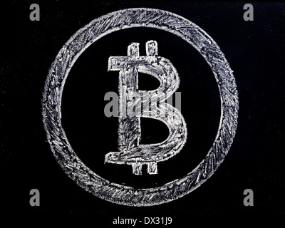 Bitcoin-Symbol in ein schwarzes Brett Hintergrund isoliert Stockfoto