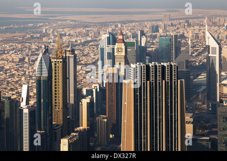 Dubai Wolkenkratzer in einem Stadtbild von At the Top Beobachtung gesehen deck, Burj Khalifa, Dubai, Vereinigte Arabische Emirate, Vereinigte Arabische Emirate Stockfoto