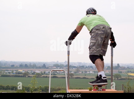 Zurück von einem Erwachsenen Skateboarder wartet an der Spitze einer Rampe Stockfoto