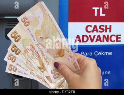 Kas, Türkei. 26. September 2013. (ABBILDUNG) Eine Frau hält 250 türkische Lira in Banknoten an einem Geldautomaten in Kas, Türkei, 26. September 2013. Foto: Jens Kalaene/Dpa/Alamy Live News Stockfoto