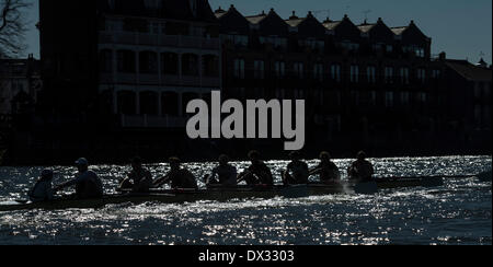 London, UK. 16. März 2014. CLUB FIXTURE BOAT RACE Saison 2014, in Vorbereitung für das Jahr 2014 Universitäten Bootsrennen. Cambridge University Boat Club (CUBC) Vs Molesey BC. Statt auf der Themse, London, Vereinigtes Königreich zwischen Putney (Start) und Mortlake. CUBC Crew (Light Blue Tops):-Bogen: Michael Thorp, 2: Luke Juckett, 3: Ivo Dawkins, 4: Steve Dudek, 5: Helge Gruetjen, 6: Matthew Jackson, 7: Joshua Hooper, Schlaganfall: Henry Hoffstot, Cox: Ian Middleton. Bildnachweis: Duncan Grove/Alamy Live-Nachrichten Stockfoto