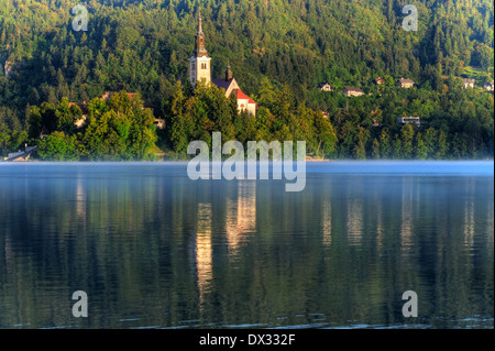 Kirche auf der Insel - See bled in den frühen Morgenstunden Stockfoto