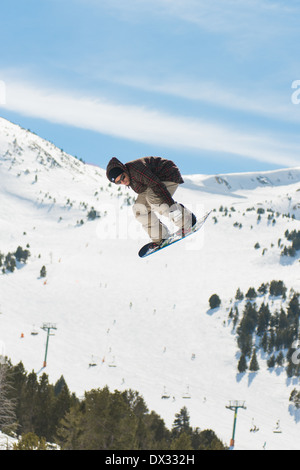 Freestyle-Snowboarder springen und Tricks in den Wintersportort Soldeu, Andorra zu ziehen. Stockfoto