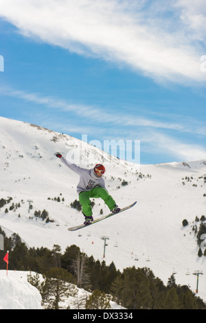 Freestyle-Snowboarder springen und Tricks in den Wintersportort Soldeu, Andorra zu ziehen. Stockfoto