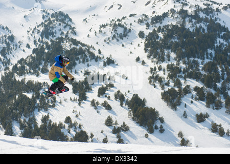 Freestyle-Snowboarder springen und Tricks in den Wintersportort Soldeu, Andorra zu ziehen. Stockfoto