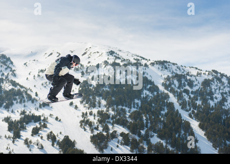 Freestyle-Snowboarder springen und Tricks in den Wintersportort Soldeu, Andorra zu ziehen. Stockfoto