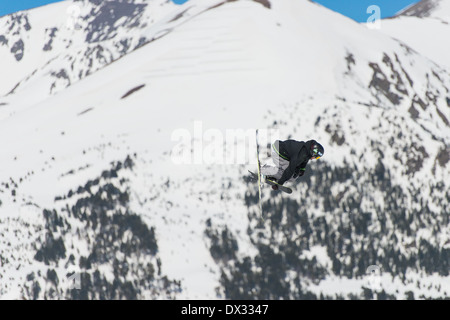 Freestyle-Snowboarder springen und Tricks in den Wintersportort Soldeu, Andorra zu ziehen. Stockfoto