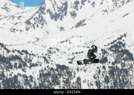 Freestyle-Snowboarder springen und Tricks in den Wintersportort Soldeu, Andorra zu ziehen. Stockfoto