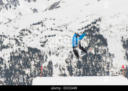 Freestyle-Snowboarder springen und Tricks in den Wintersportort Soldeu, Andorra zu ziehen. Stockfoto