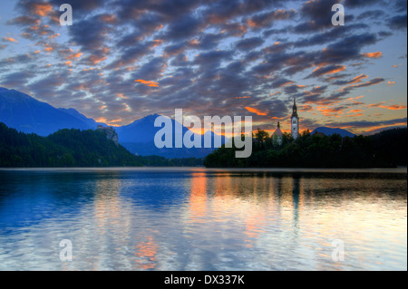 Kirche auf der Insel - See bled in den frühen Morgenstunden Stockfoto