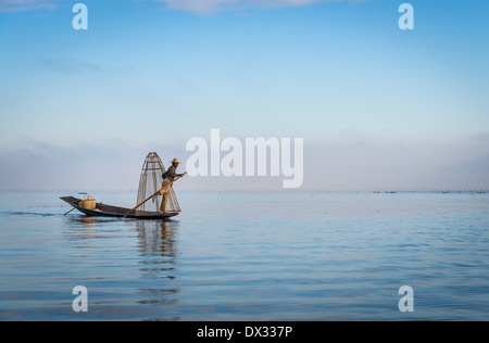 INLE-See, MYANMAR - ca. Dezember 2013: Fischer eine typische Ruderboot in der Inle See, Myanmar Stockfoto