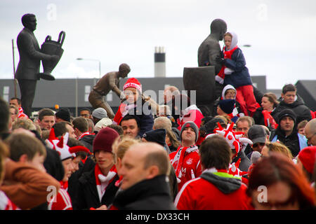 Glasgow, Schottland. 16. März 2014. Ventilatoren für den Scottish League Cup-Finale zwischen FC Aberdeen und Inverness Caledonian Thistle FC im Celtic Park ankommen. Aberdeen gewann 4: 2 im Elfmeterschießen. Bildnachweis: Aktion Plus Sport/Alamy Live-Nachrichten Stockfoto