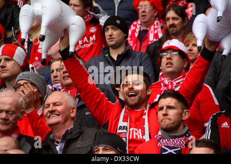 Glasgow, Schottland. 16. März 2014. Aberdeen-Anhänger der schottischen Liga-Cup-Finale zwischen FC Aberdeen und Inverness Caledonian Thistle FC im Celtic Park zu genießen. Aberdeen gewann 4: 2 im Elfmeterschießen. Bildnachweis: Aktion Plus Sport/Alamy Live-Nachrichten Stockfoto