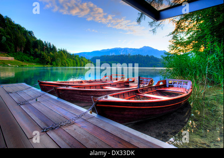 Boote am Alpensee in den frühen Morgenstunden Stockfoto