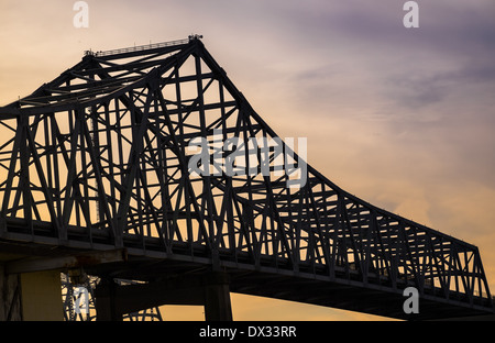 NEW ORLEANS - ca. Februar 2014: Struktur der Crescent City Connection über den Mississippi River in New Orleans bei Sonnenuntergang Stockfoto