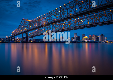 NEW ORLEANS - ca. Februar 2014: Nachtansicht von Crescent City Connection über den Mississippi River und die Skyline von New Orleans Stockfoto