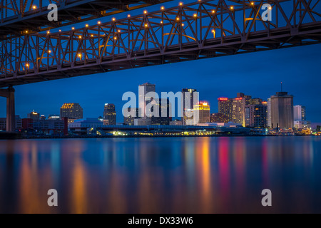 NEW ORLEANS - ca. Februar 2014: Nachtansicht von Crescent City Connection über den Mississippi River und die Skyline von New Orleans Stockfoto