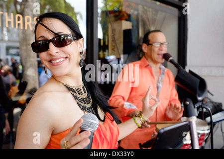 MIAMI - 9. März 2014: Porträt der Frau singen und tanzen während des 37. Calle Ocho Festivals, ein jährliches Ereignis, dass erfolgt über acht Straße in Little Havana mit viel Musik, Essen, und es ist die größte Party der Stadt, die hispanic Erbe feiert. Stockfoto
