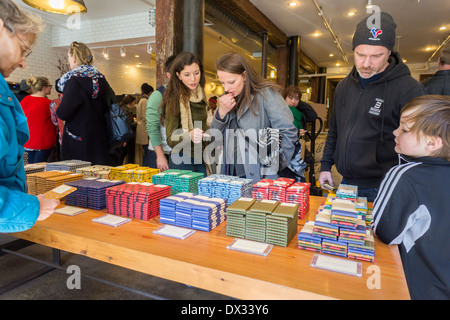 Besucher auf den Mast Brothers Chocolatiers im Stadtteil Williamsburg in Brooklyn in New York Stockfoto