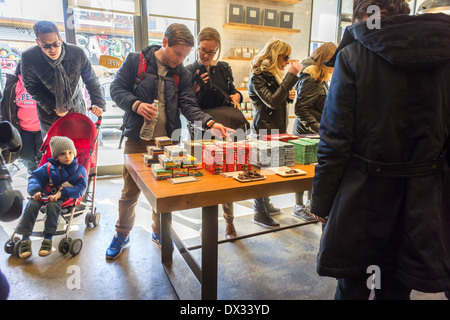 Besucher auf den Mast Brothers Chocolatiers im Stadtteil Williamsburg in Brooklyn in New York Stockfoto