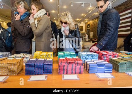 Besucher auf den Mast Brothers Chocolatiers im Stadtteil Williamsburg in Brooklyn in New York Stockfoto