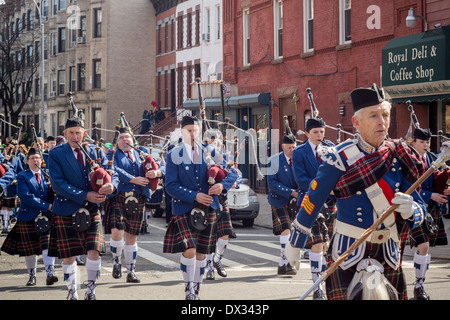 Pipe Band aus County Clare, Irland marschiert in der irisch-amerikanischen Parade im Stadtteil Park Slope B Stockfoto