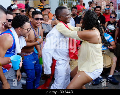 MIAMI - 9. März 2014: Leute, die tanzen in den Straßen während der 37. Calle Ocho fest, ist eine jährliche Veranstaltung, die über acht Straße in Little Havana stattfindet, mit viel Musik und Essen die größte Party der Stadt, die hispanic Erbe feiert. Stockfoto