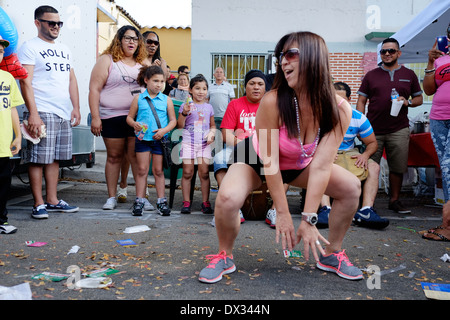 MIAMI - 9. März 2014: Porträt der Frau tanzen in den Straßen während des 37. Calle Ocho Festivals, ein jährliches Ereignis, dass erfolgt über acht Straße in Little Havana mit viel Musik, Essen, und es ist die größte Party der Stadt, die hispanic Erbe feiert. Stockfoto