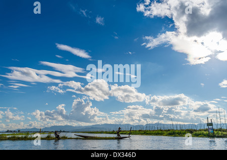 INLE-See, MYANMAR - ca. Dezember 2013: Männer arbeiten auf schwimmenden Inseln in Inle-See. Stockfoto