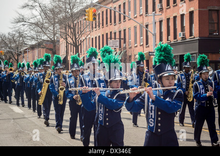 Multiethnische Highschool marching band der irisch-amerikanischen Parade im Stadtteil Park Slope in Brooklyn Stockfoto