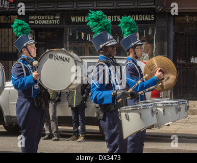 Multiethnische Highschool marching band der irisch-amerikanischen Parade im Stadtteil Park Slope in Brooklyn Stockfoto