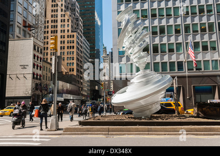 Alice Aycock "Paper Chase an der Park Avenue" ist, sieht man auf die mediane der Park Avenue in New York Stockfoto