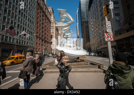 Alice Aycock "Paper Chase an der Park Avenue" ist, sieht man auf die mediane der Park Avenue in New York Stockfoto