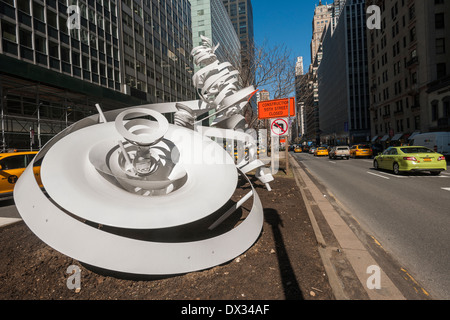 Alice Aycock "Paper Chase an der Park Avenue" ist, sieht man auf die mediane der Park Avenue in New York Stockfoto