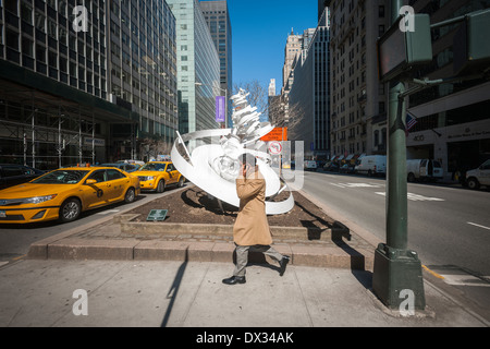 Alice Aycock "Paper Chase an der Park Avenue" ist, sieht man auf die mediane der Park Avenue in New York Stockfoto