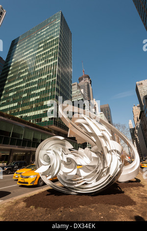 Alice Aycock "Paper Chase an der Park Avenue" ist, sieht man auf die mediane der Park Avenue in New York Stockfoto